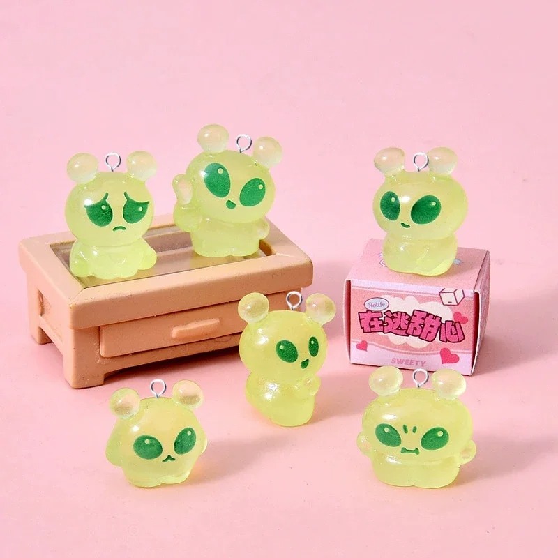 Resin Craft Projects - 10 Stück Niedliche Mini Grüne Alien-Harz-Anhänger,